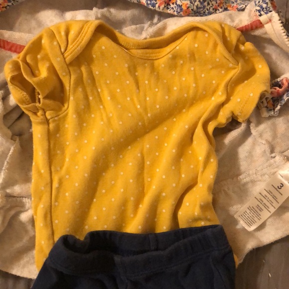 Carters 3 piece set - Picture 2 of 4